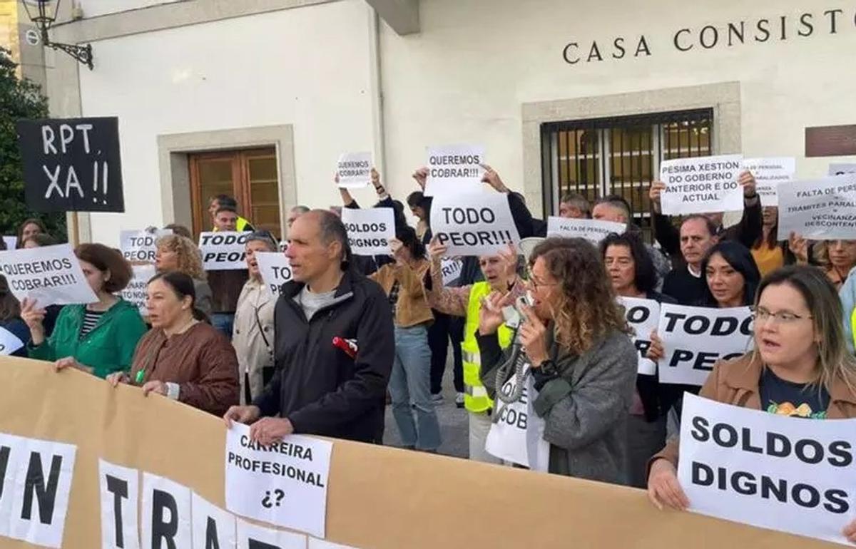 Última manifestación protagonizada por personal del Concello de Cambre en octubre. |  LOC