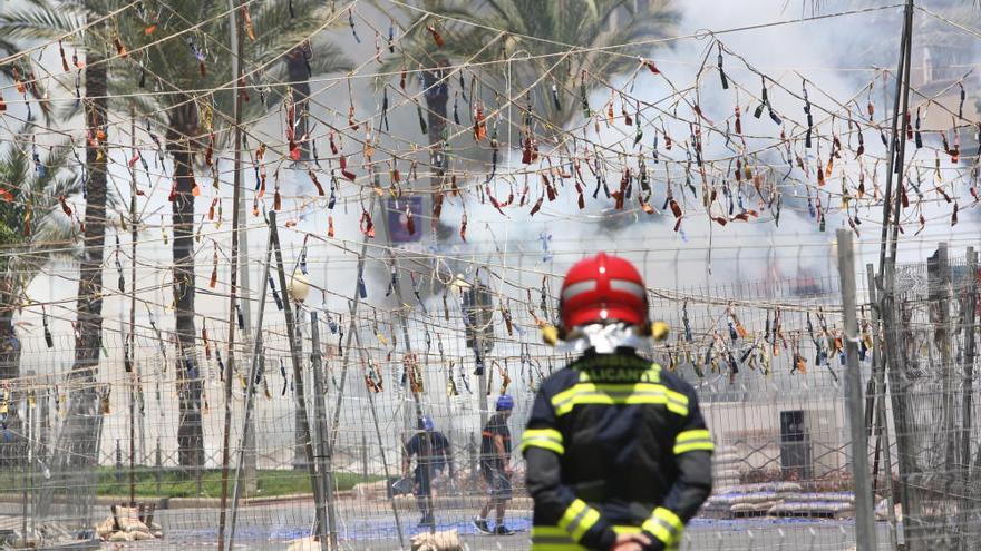 La Pirotecnia Murciana se estrena en Hogueras con una mascletá con un potente final