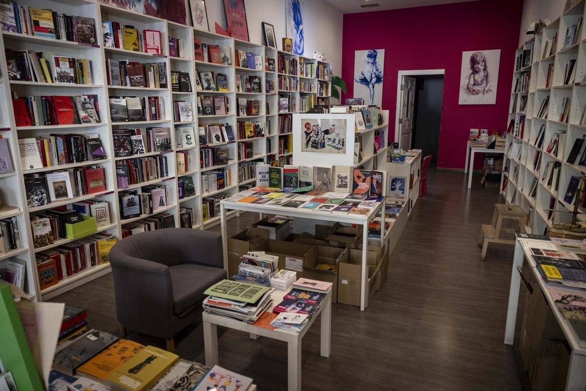 La librería está especializada en ensayo social y político.