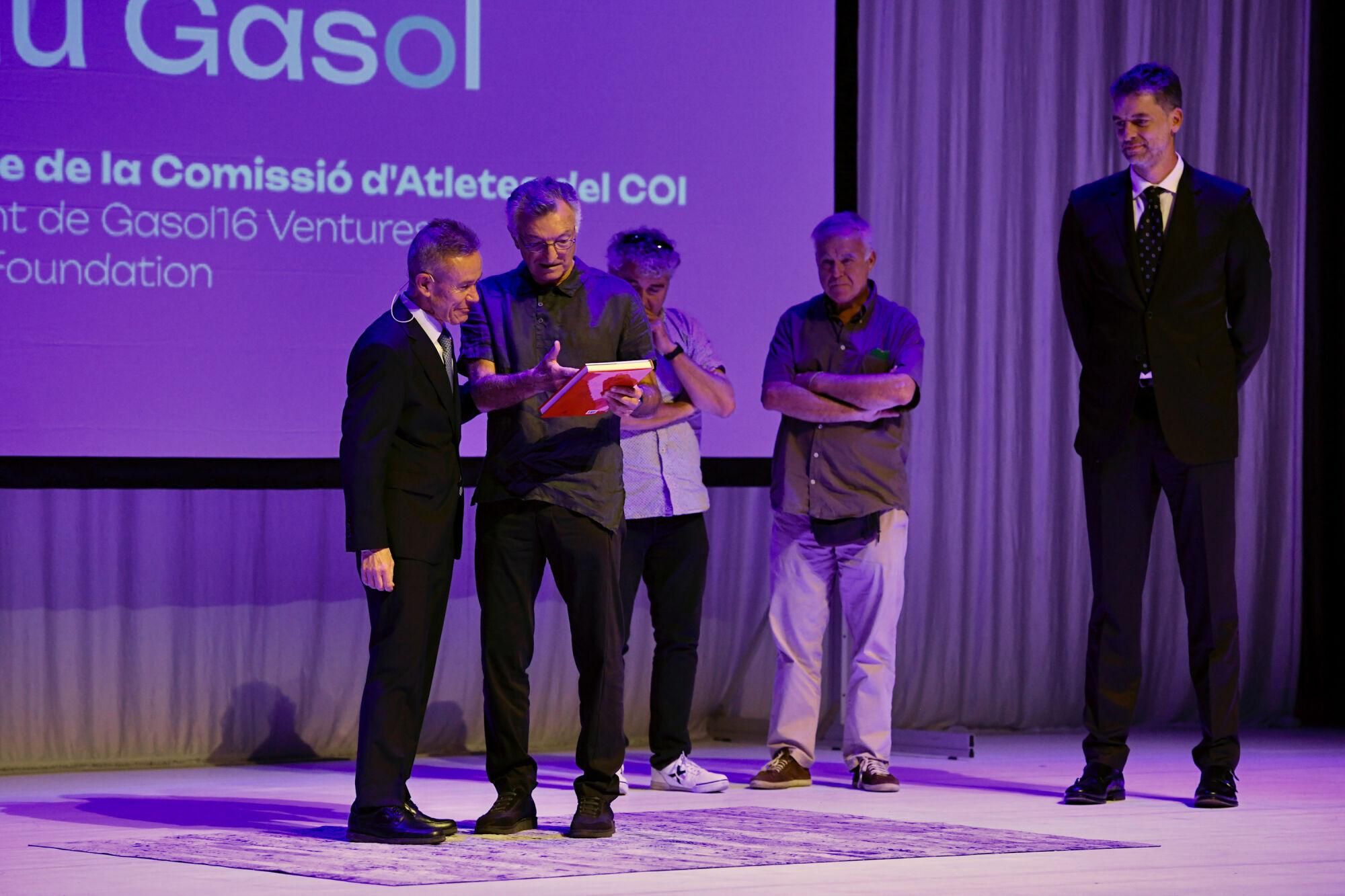 El món de l’esport omple la platea del Kursaal de Manresa per homenatjar Pere Miró