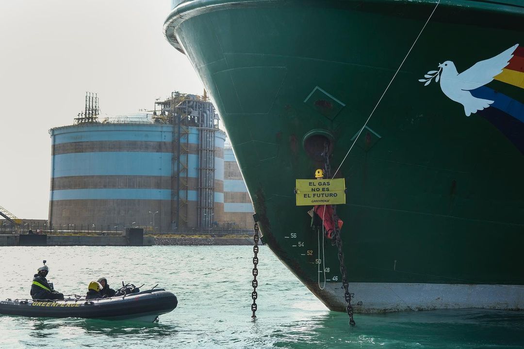 Greenpeace bloquea el acceso al muelle de gas de Sagunt