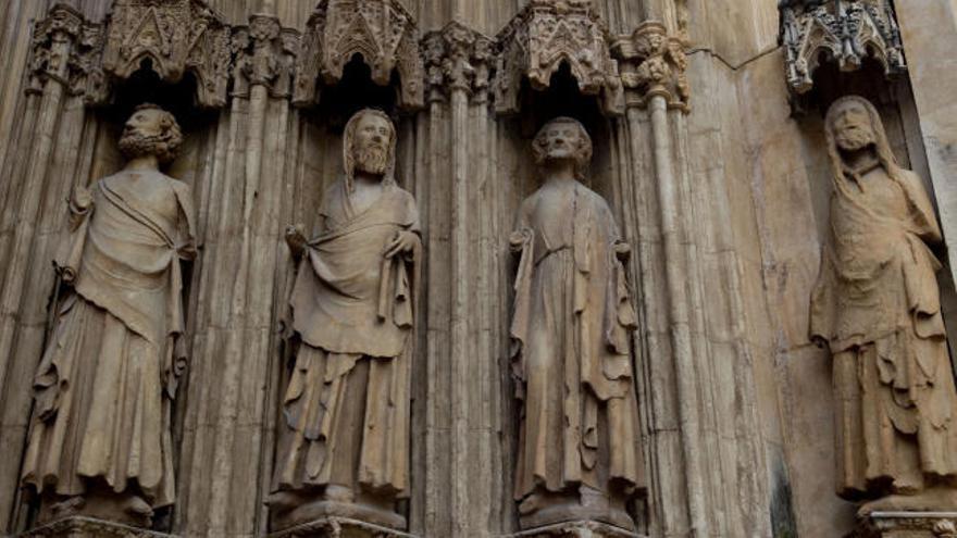 Los apóstoles de la Catedral. Contados son los casos en los que administraciones con competencias patrimoniales han retirado piezas originales para sustituirlas por réplicas.