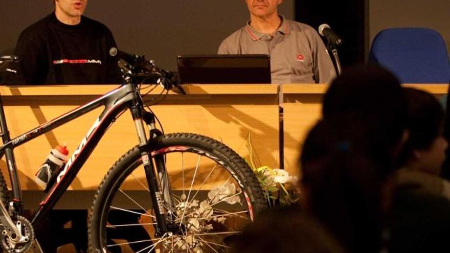 Chechu Rubiera y Junquera, durante la charla sobre seguridad en la bicicleta.