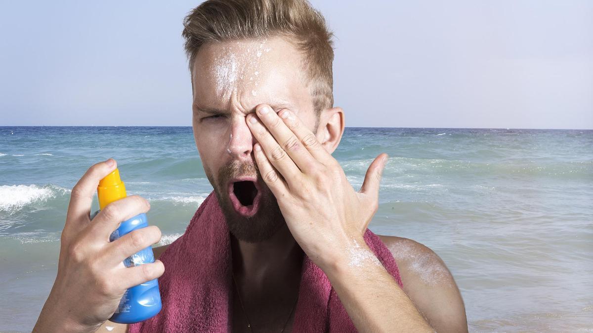 Ponerse crema solar en la playa resulta engorroso para muchos bañistas pero es absolutamente necesario