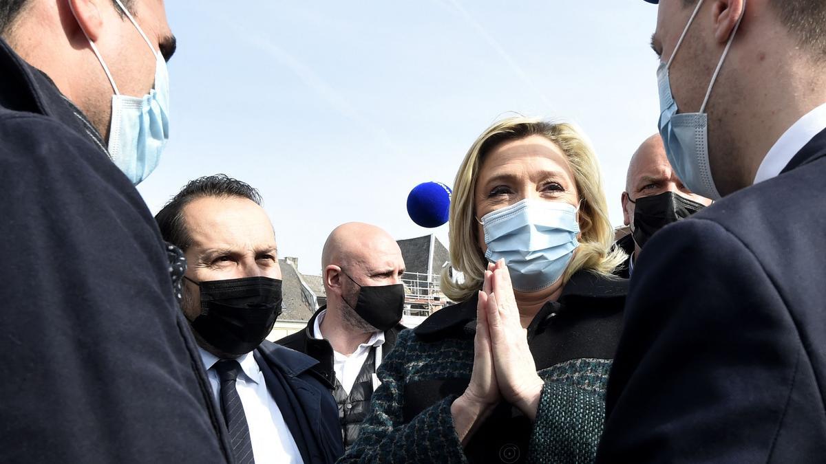 La líder de Reagrupación Nacional, Marine Le Pen, conversa con simpatizantes durante una visita a un mercado de Avesnes-sur-Helpe, en el norte de Francia, este viernes.