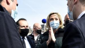 La líder de Reagrupación Nacional, Marine Le Pen, conversa con simpatizantes durante una visita a un mercado de Avesnes-sur-Helpe, en el norte de Francia, este viernes.