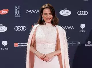 La alfombra roja de los Premios Feroz se llena de estilismos sofisticados