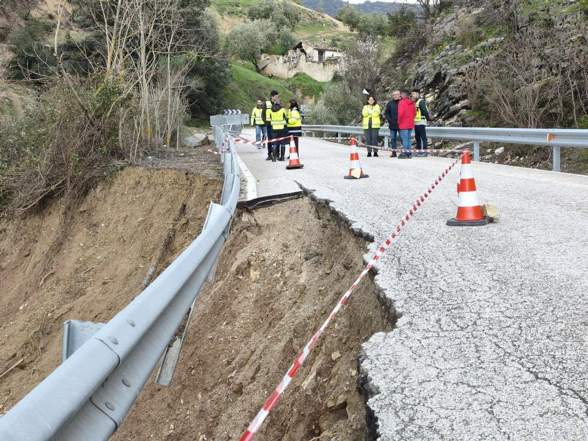 Corrimiento de tierra en la carretera A 333 a la altura del punto kilométrico 46,500 en el término municipal de Iznajar.