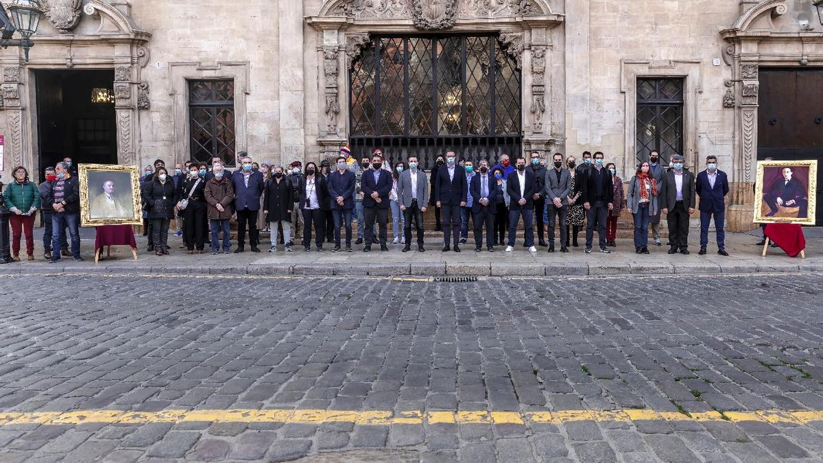 Antes de comenzar el pleno se ha celebrado un minuto de silencio en homenaje a las víctimas del franquismo.