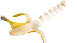 Meter una aguja en un plátano, el truco que cada vez hace más gente