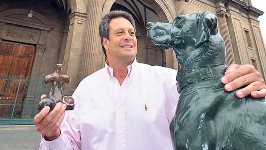 Cabrera, con un ídolo de Tara, posa ante la catedral de Santa Ana y junto a uno de los perros que presiden la plaza.