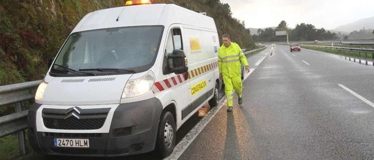 Últimas labores de limpieza del tramo en el que se produjeron los accidentes, ayer, poco antes de reabrirlo al tráfico. // Iñaki Osorio