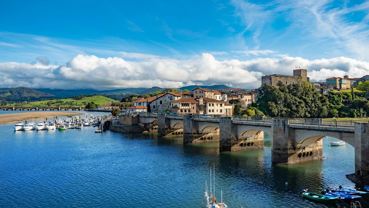 El pueblo más bonito de la costa cántabra se encuentra alrededor de un castillo centenario