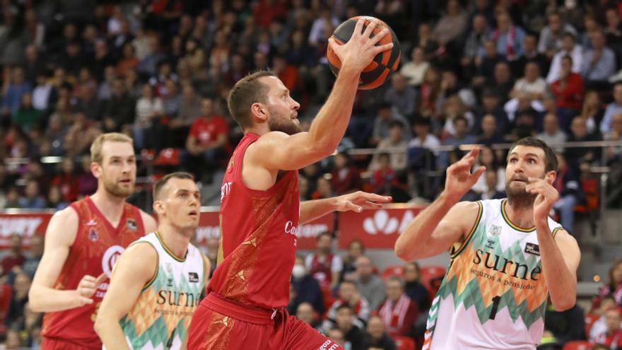 Marcel Ponitka, jugador del Casademont, entrando a canasta ante el Bilbao Basket.