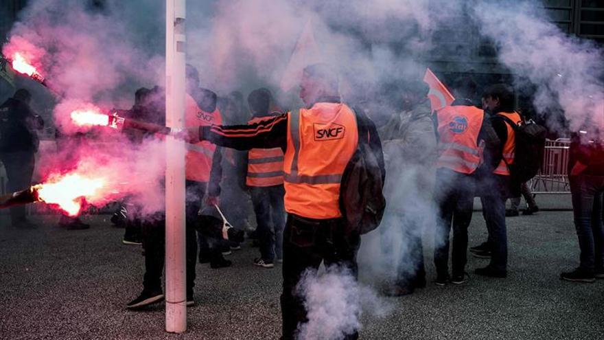 Emmanuel Macron mide la presión de la calle contra sus reformas