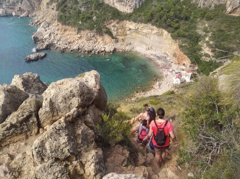 Mil peripecias para llegar a las calas de la Marin