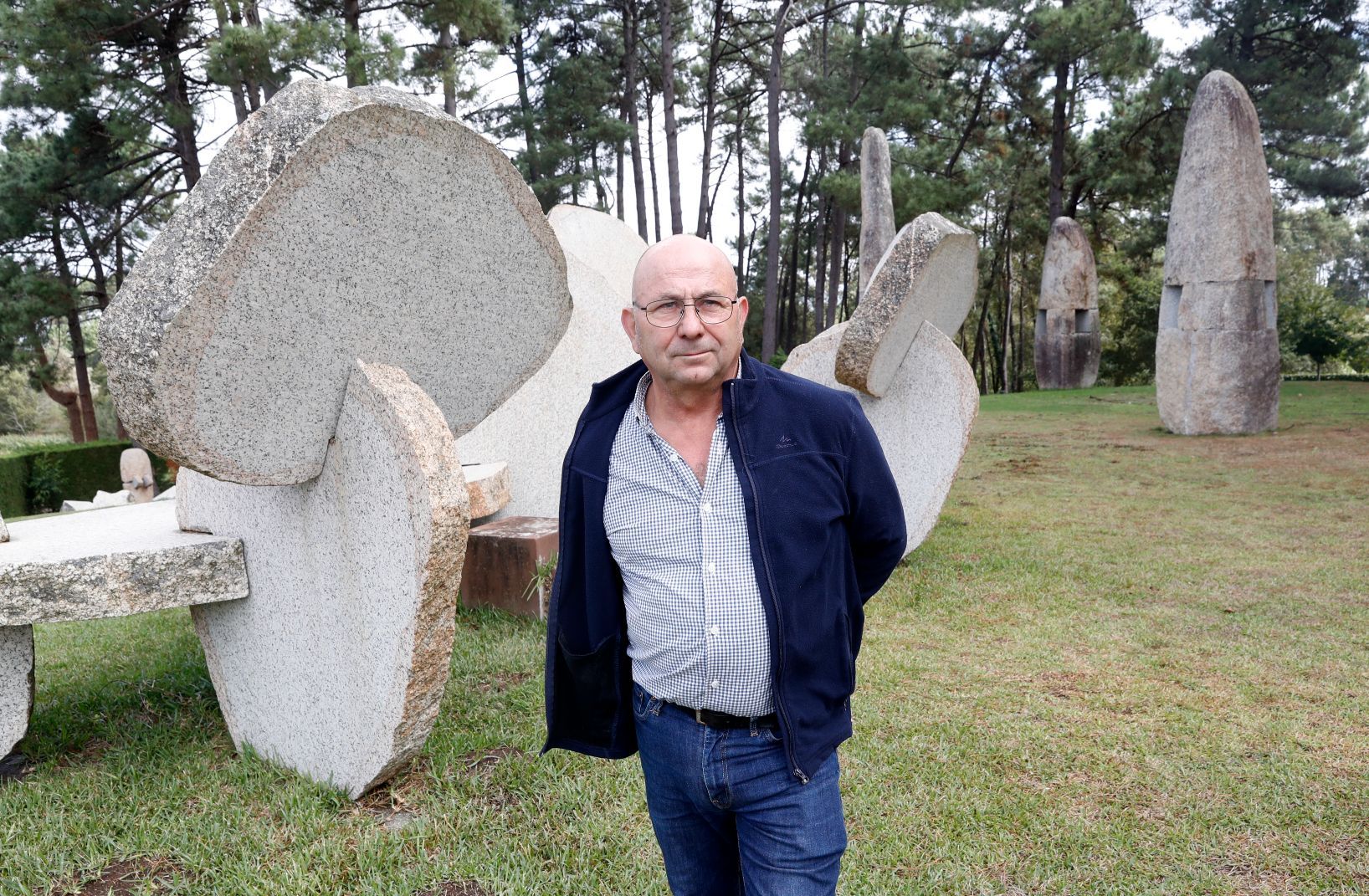 Manolo Paz, el escultor que penetra en la piedra