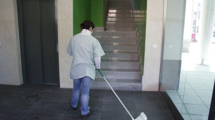 Treball retarda la reforma de les empleades de la llar i els becaris