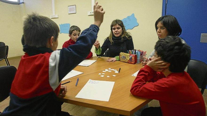 La pobreza triplica el riesgo de que un alumno en España tenga peores notas