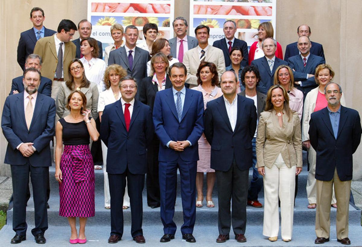 Foto de familia de la Ejecutiva del PSOE, en julio del 2004.