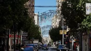 Ruz se adelanta a la Navidad en Elche: luces ya instaladas y 42.000 euros para caramelos en la Cabalgata de Reyes