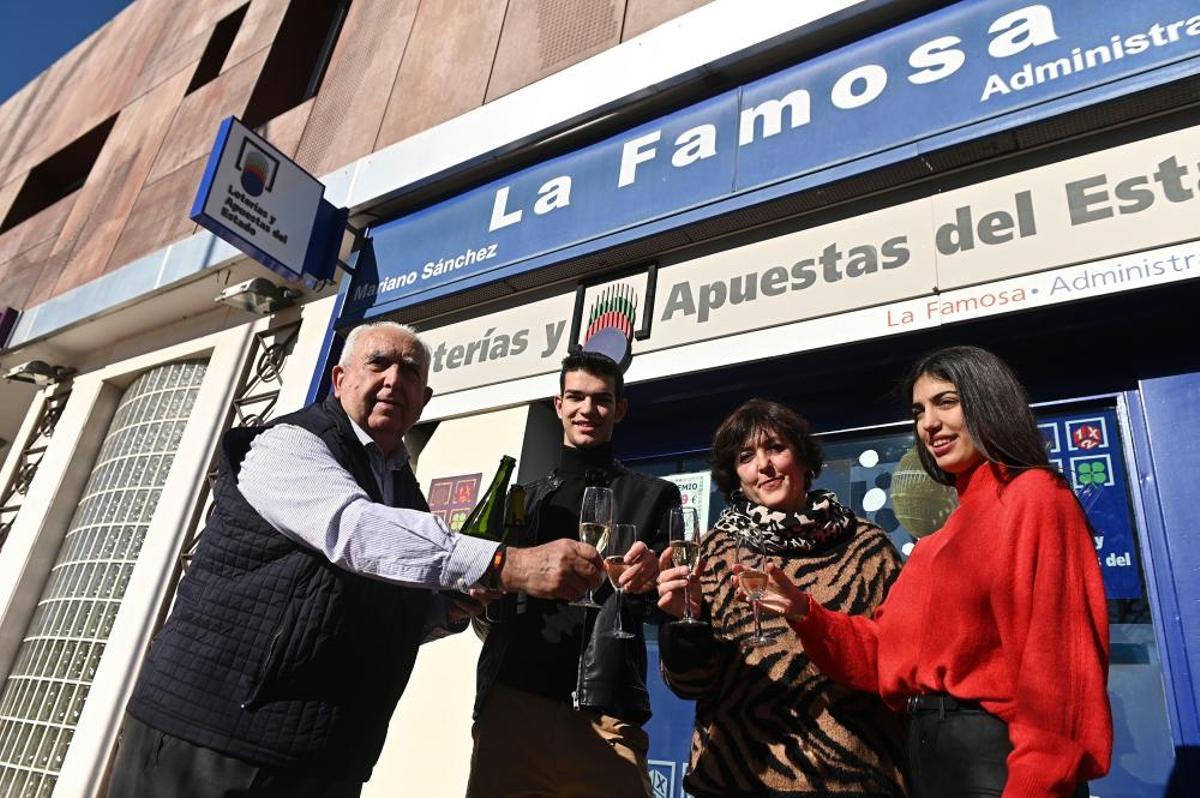 El número 57.342, primer premio del Niño, muy ...