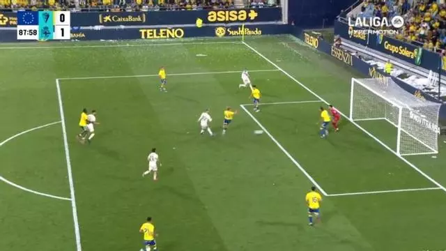 Stoichkov rescata al Cádiz con un tanto decisivo en el tramo final