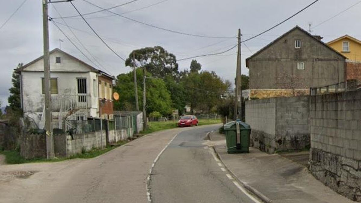 Vista de un tramo del Camiño da Falcoa donde ocurrió el accidente con nueve heridos al chocar un 'vitrasa' con un coche.