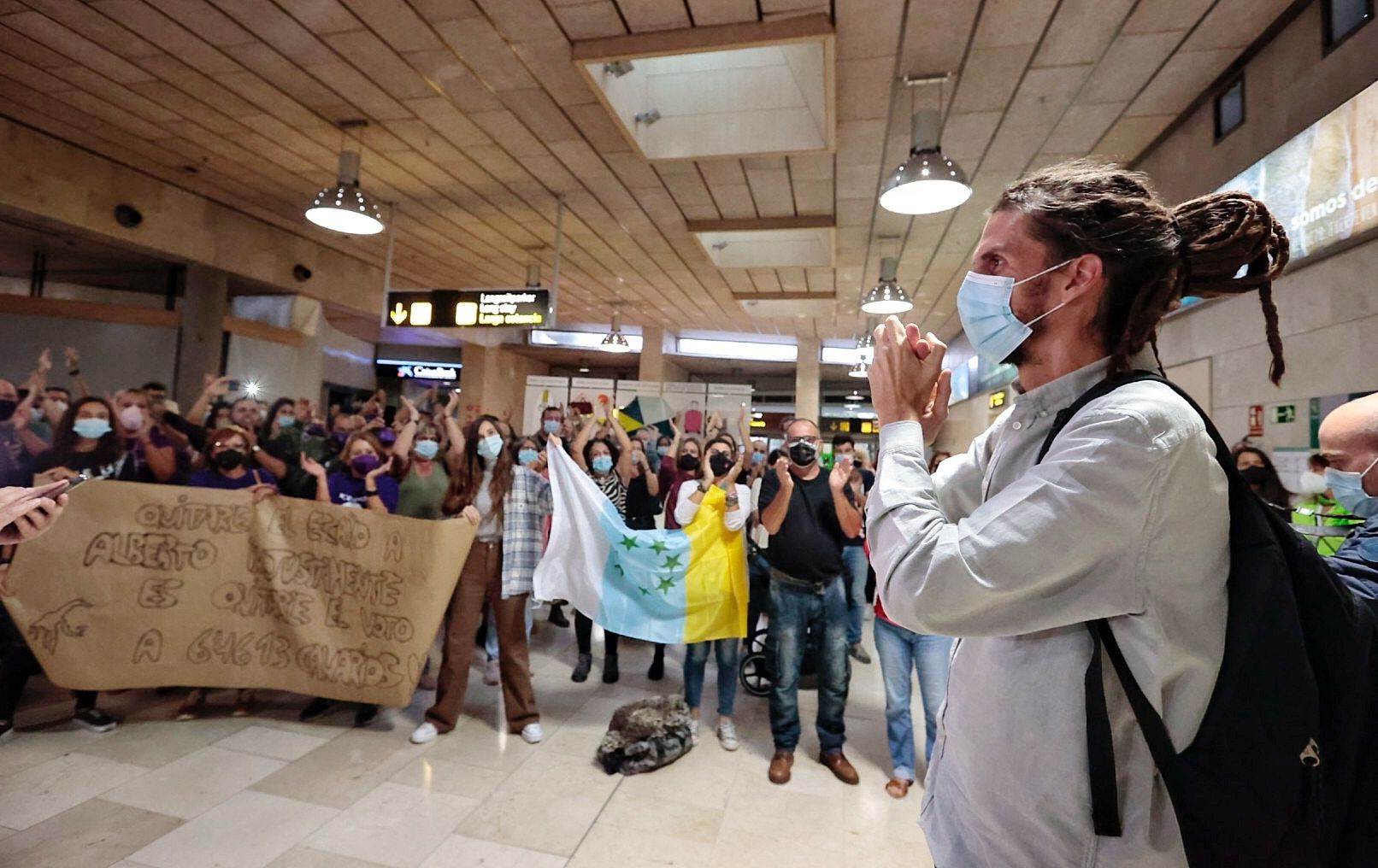 Alberto Rodríguez llega a Tenerife y anuncia que deja la militancia de Podemos