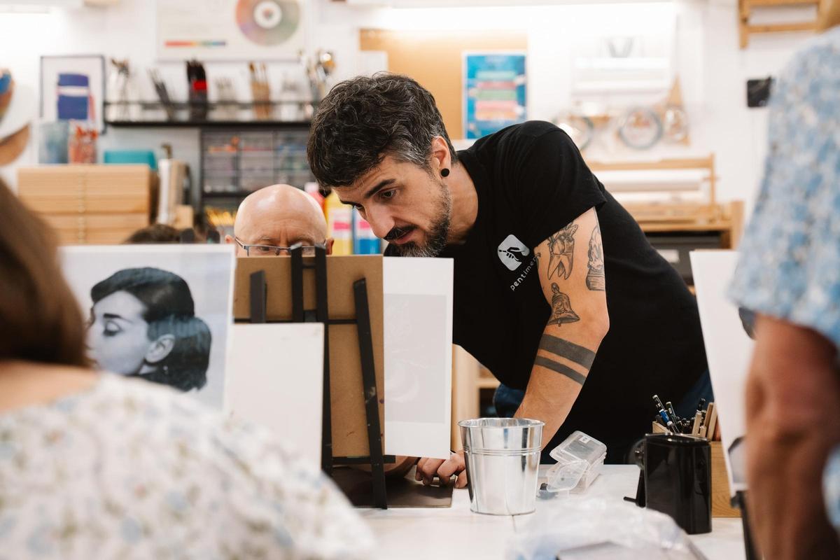 Rodrigo Rodríguez, director de la Escuela de Arte Pentimento, en Madrid, da indicaciones a uno de sus alumnos.