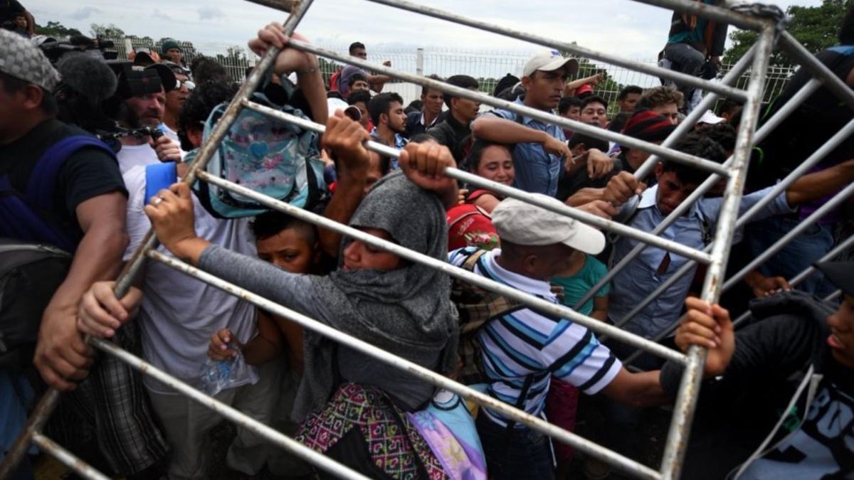 Migrantes hondureños ingresan a territorio mexicano