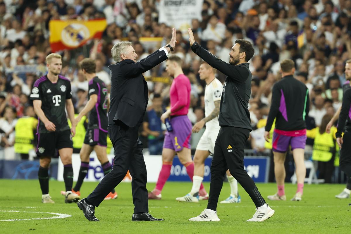 Carlo Ancelotti, entrenador del Real Madrid, celebra la clasificación para la final de Wembley con su hijo Davide.