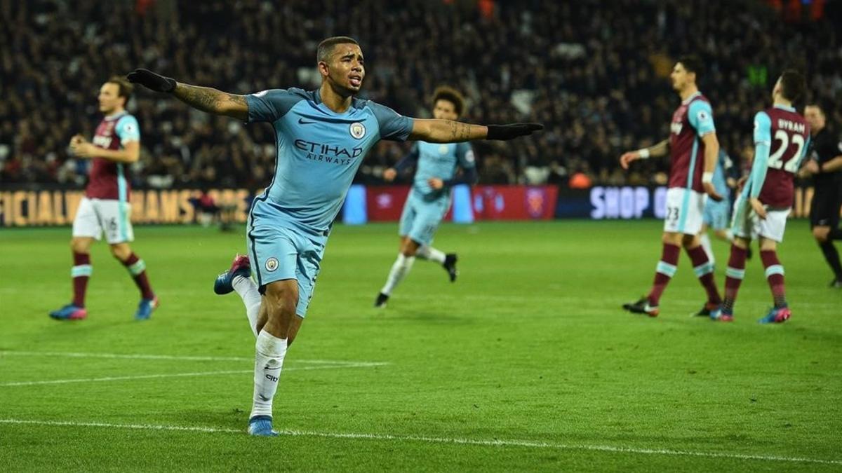 Gabriel Jesús celebra su primer gol con el City en la Liga inglesa.