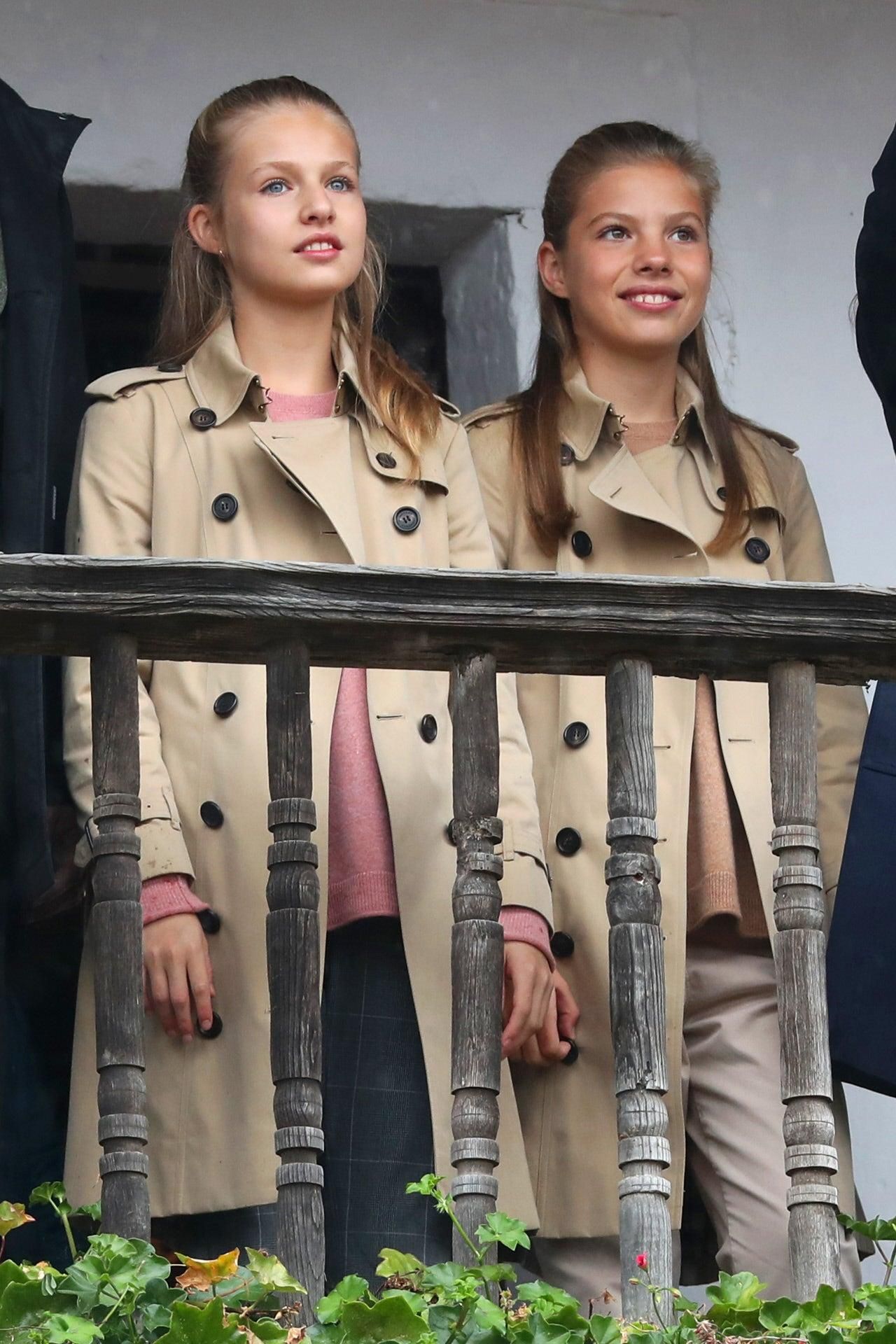 Princesa Leonor e Infanta Sofía con gabardinas