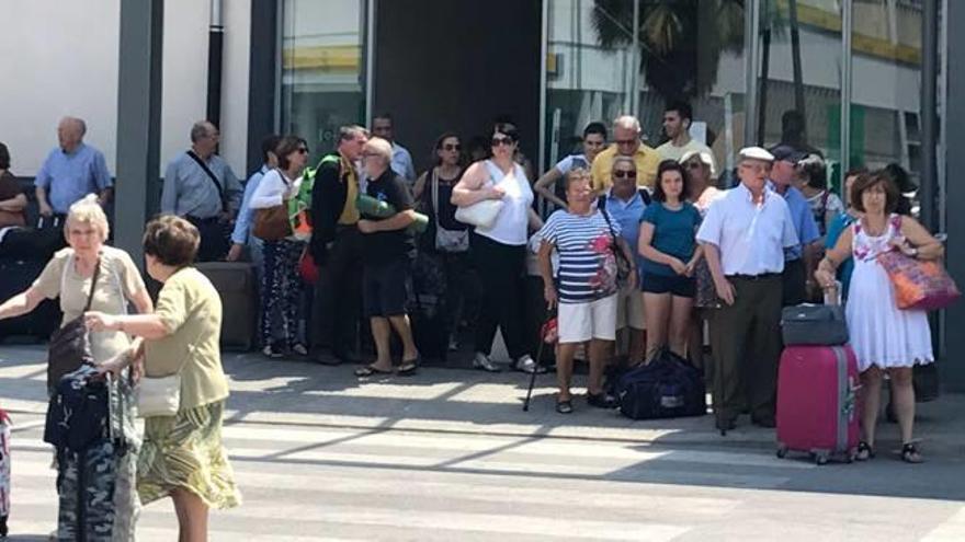 Viajeros esperando sin éxito un taxi en la parada de la estación del AVE en Alicante.