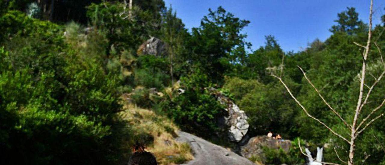 Un niño se baña en las cascadas Barosa pese a la prohibición.