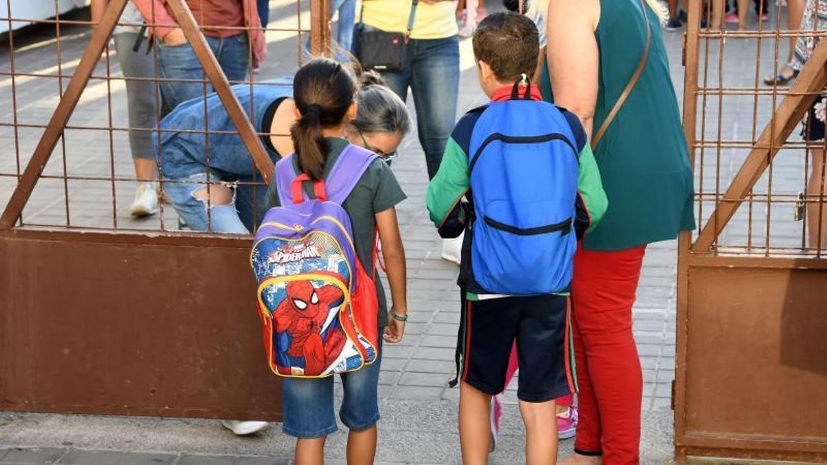 Dos niños acceden a un centro escolar