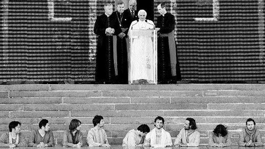 Benedicto XVI, ante la representación de la Última Cena. / reuters