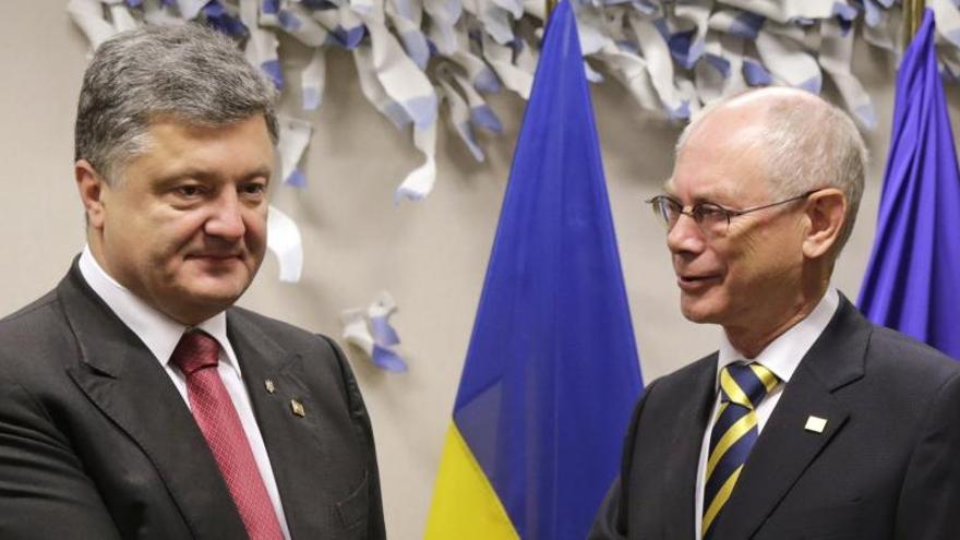 Poroshenko (i) saluda a Van Rompuy (d).