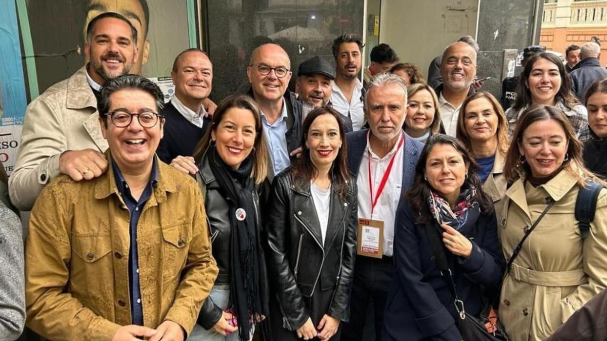 Ángel Víctor Torres, junto a otros políticos del PSOE en Canarias