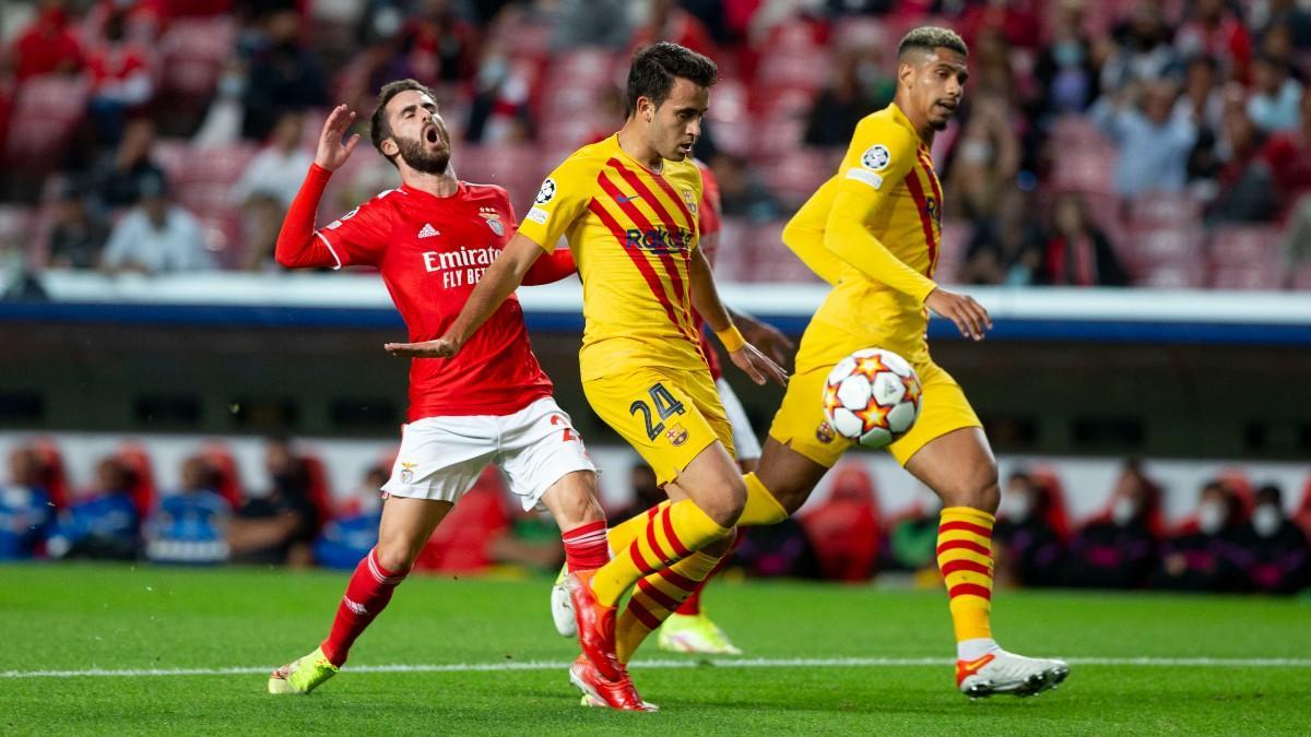 Eric Garcia y Ronald Araujo frente al Benfica