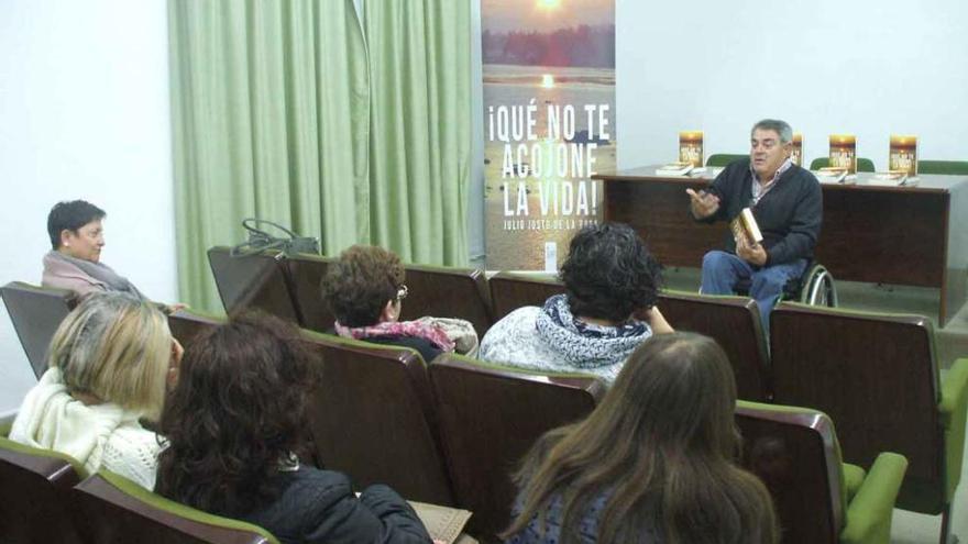 Julio Justo de la Rosa explica el contenido de su segundo libro al público congregado en la Biblioteca. Foto
