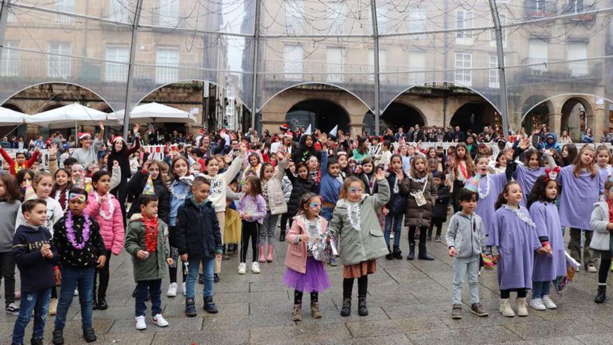 Menores ourensanos, disfrutando en la plaza Mayor.