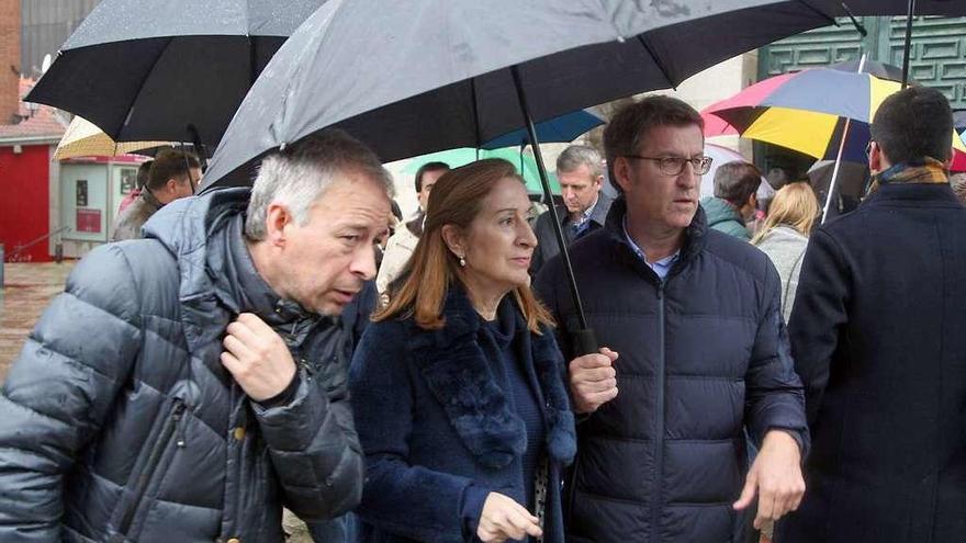 Ana Pastor, Feijóo y Rueda (detrás), ayer, en el entierro de Pablo Carollo. // Bernabé/J. Carlos Asorey