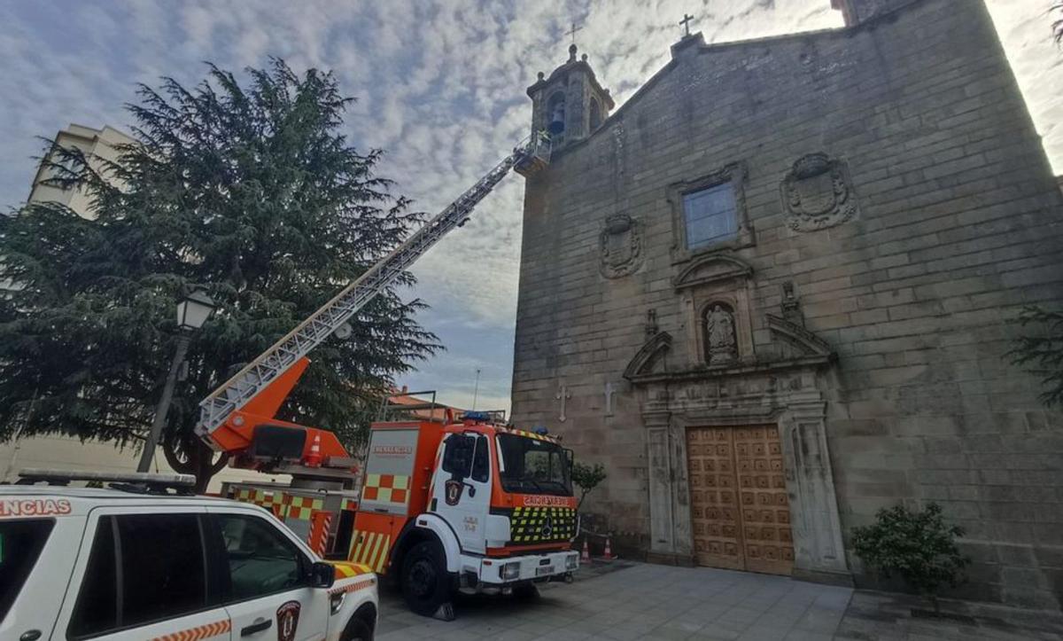 La cruz se bajó en el camión autoescalera. |   // FDV