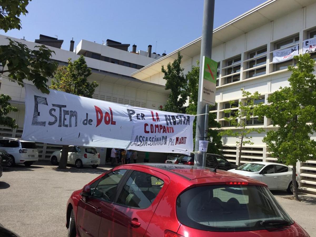 Pancartas de rechazo tras el crimen en el CAP Est de Terrassa