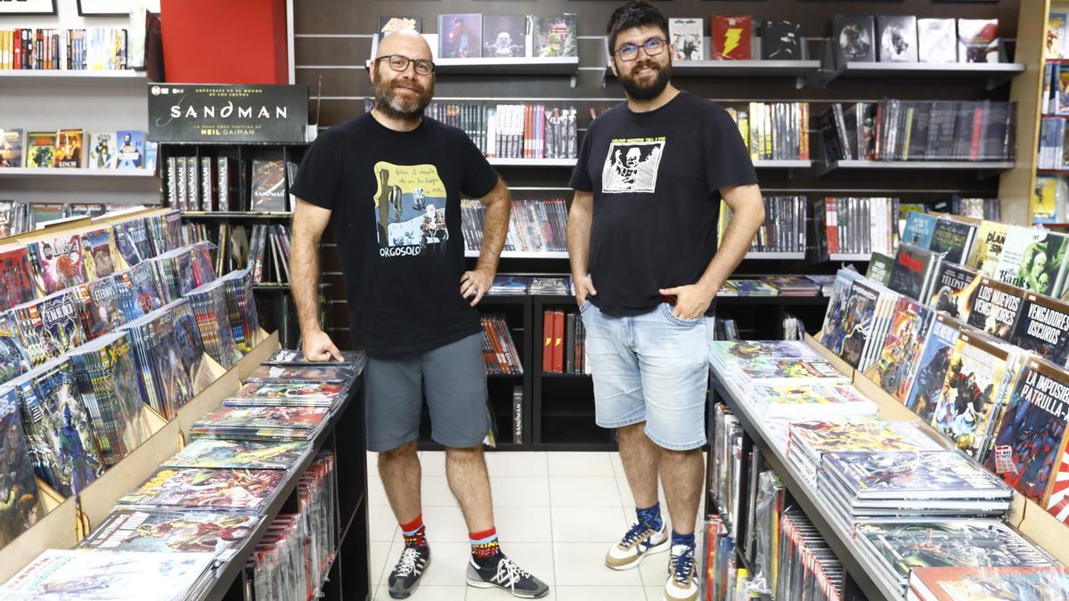 El ilustrador Íñigo Franco y su hermano, el guionista Raúl Franco, este martes durante su presentación en la librería Mil Cómics de Zaragoza.