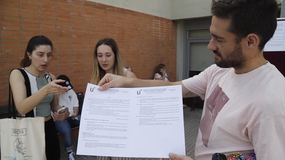 Un profesor muestra el examen de Lengua y Literaruta después del ejercicio.