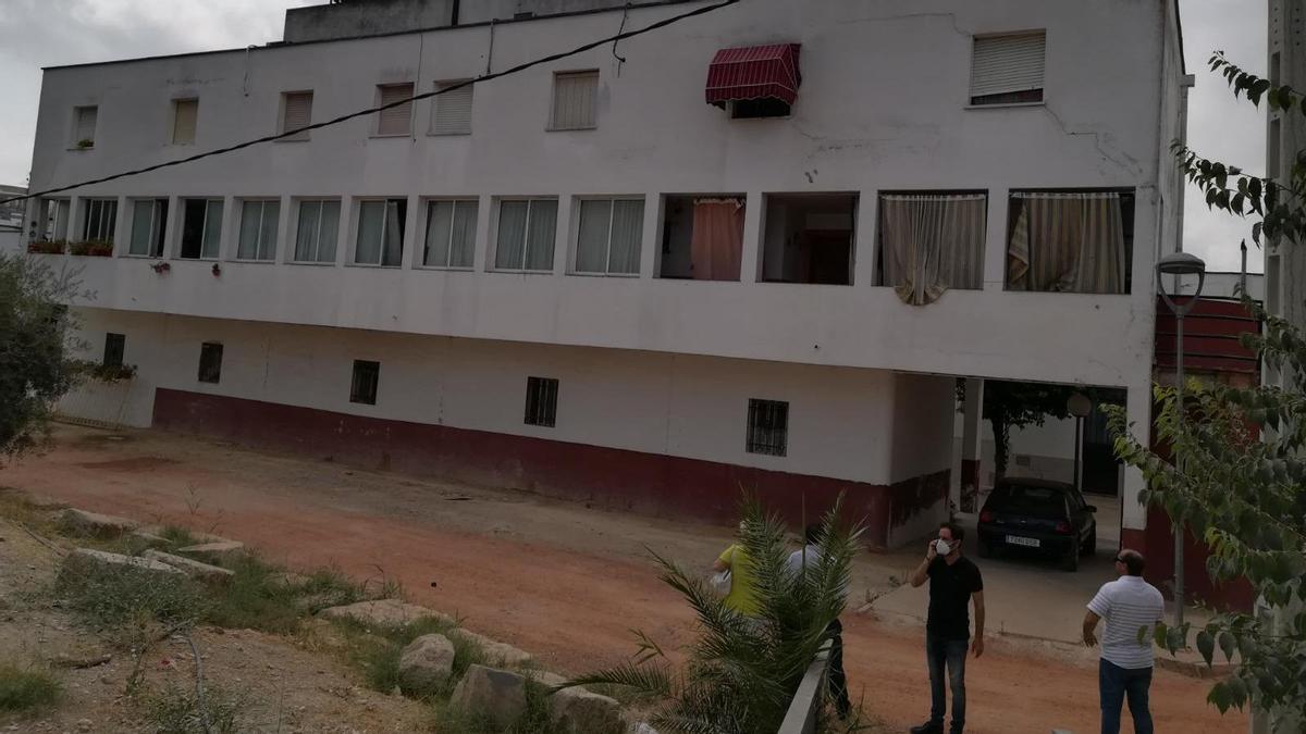 Visita de los técnicos a la promoción de VPO que va a reparar la Junta en Castro del Río.