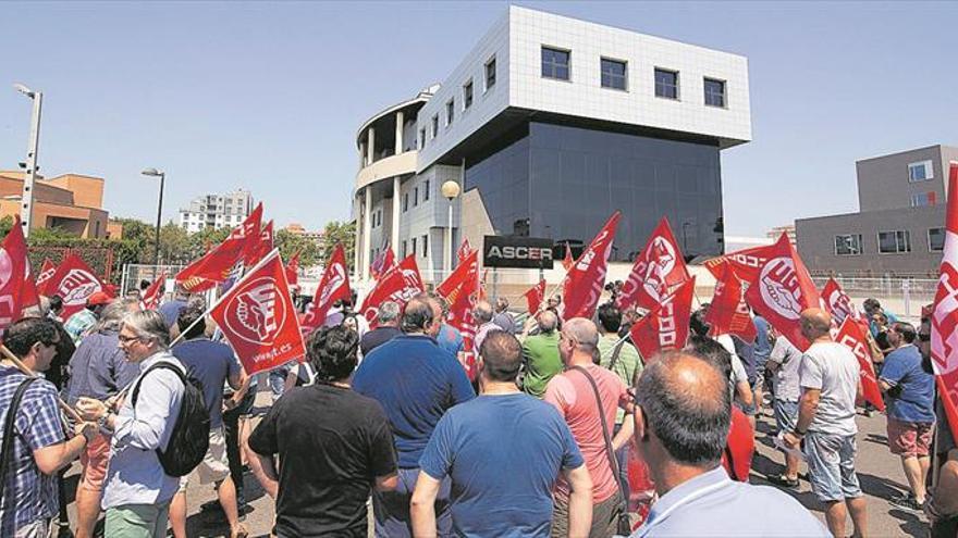Los sindicatos se centran en el alza salarial y enfrían la huelga azulejera